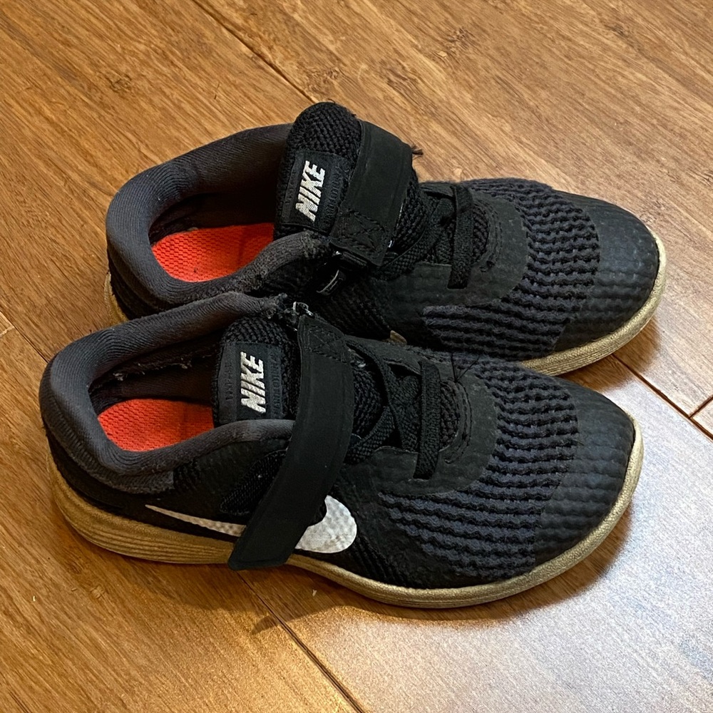 Kid Nike shoes 10c